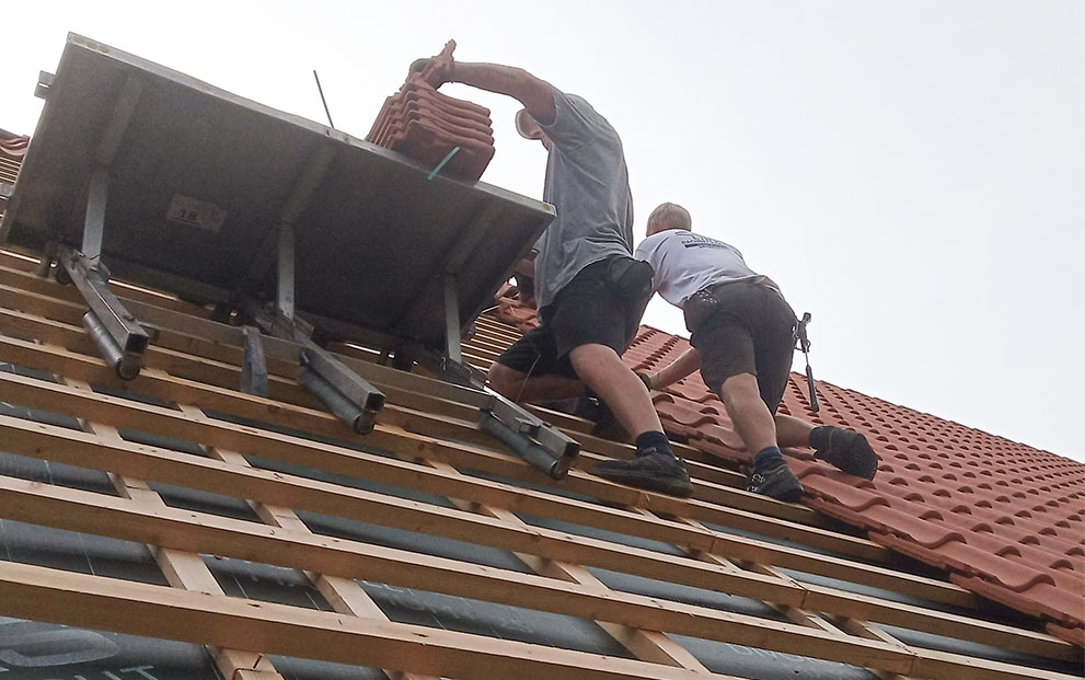 Dachdeckereiarbeiten / Dachinstanthaltung - Bedachung sämtlicher Dachformen: wir führen Dacharbeiten und alle Varianten von Flachdacharbeiten aus.